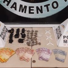 Suspeito abandona drogas durante fuga da polícia