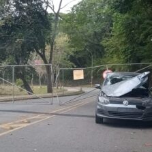 Estudante perde controle do carro e danifica portão da UFV