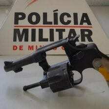 Homem é preso com arma de fogo durante blitz