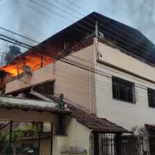 Viçosa: Casa pega fogo na Rua Santana