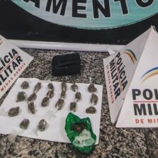Mulher é presa suspeita de tráfico de drogas em Viçosa