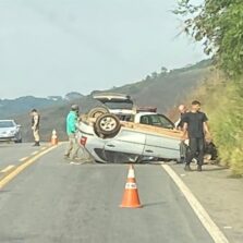 Viçosa: Carro capota na entrada da Nova PH Rolfs em na BR120