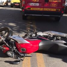 Viçosa: Motorista abre a porta e derruba motoqueiro