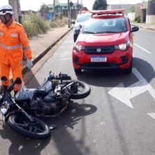 Motoqueiro morre após colidir com caminhão