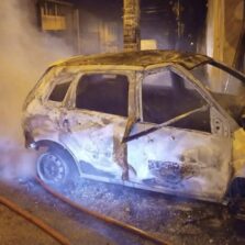 Motorista morre carbonizado ao bater em poste durante a madrugada