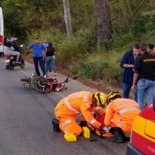 Viçosa: Colisão envolvendo ônibus e moto de autoescola deixa duas pessoas feridas