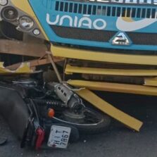 Viçosa: Motoqueiro fica gravemente após bater em micro-ônibus