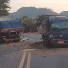 Acidente entre caminhões deixa ajudante ferido em Teixeiras