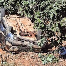 Carro com seis ocupantes capota no bairro São Sebastião em Viçosa