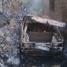 Incêndio em vegetação destrói automóvel no Nova Viçosa