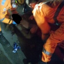 Motorista abre a porta e derruba casal de motociclista