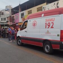 Samu presta atendimento à vítima de acidente no Centro de Viçosa
