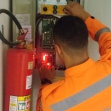 Viçosa: Bombeiros auxiliam pessoas em elevador