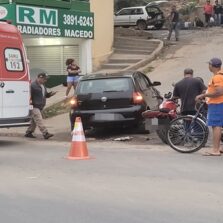 Colisão entre moto e carro no bairro João Braz