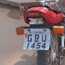 PM recupera moto furtada e apreende menores