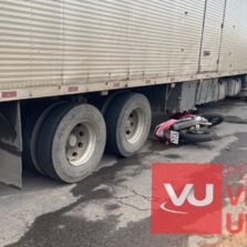 Acidente entre moto e caminhão deixa dois mortos em Ubá