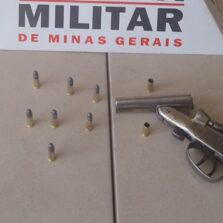 Viçosa: Homem é preso com arma após disparo atingir sua mão.