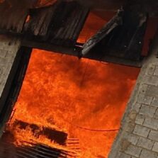 Bombeiros combatem incêndio em galpão