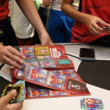 Troca de figurinhas da Copa diverte colecionadores e fãs do esporte