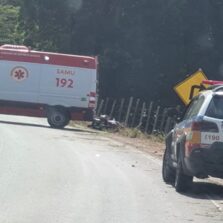 Queda de motocicleta deixa feridos graves em Ervália