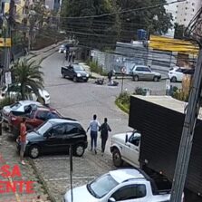 Em Viçosa, câmeras flagram acidente entre carro e moto no centro