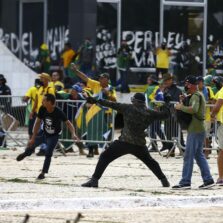 Manifestantes invadem Congresso, Palácio do Planalto e STF