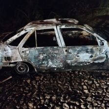 Em Teixeiras: Incêndio criminoso destrói veículo
