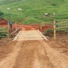 Ponte emergencial é construída na zona rural