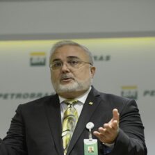 Presidente da Petrobras diz que pode reduzir preço da gasolina