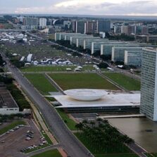 Governo federal reajusta salários de servidores públicos em 9%