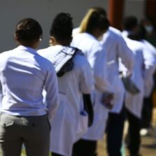 Saúde Governo relança Mais Médicos; brasileiros terão prioridade