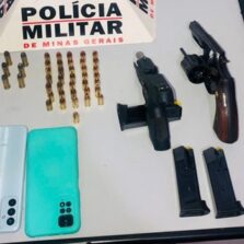 Em Araponga: Suspeitos são presos com armas