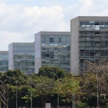 Governo envia projeto de lei de reajuste de 9% a servidores federais