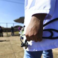 Mais Médicos cria incentivos para fixar profissionais