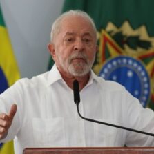 Lula anuncia política de reajuste do salário mínimo e isenção de IR