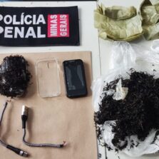 Mulher é presa ao tentar entrar com drogas e celular Presídio de Viçosa