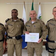 Sargento que evitou homicídio em Coimbra é homenageado por oficiais da PMMG