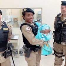 Em Juiz de Fora: Policiais militares salvam bebê de cinco dias engasgado