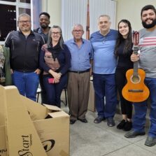 Prefeitura recebe doação de violas caipiras