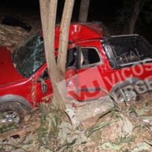Canaã: Motorista perde controle da direção e bate em árvore