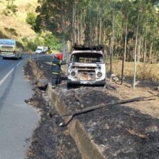 Kombi pega fogo na Serra de São Geraldo