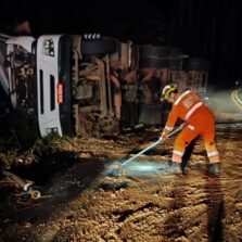 Carreta tomba na BR-120 em Teixeiras