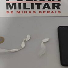 PM apreende droga e recaptura foragido da justiça em Araponga