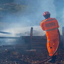 Equipe do Corpo de Bombeiros combate incêndio em lote vago em Viçosa