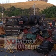 Capotamento de caminhão deixa motorista ferido em Ponte Nova
