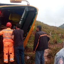 Ônibus capota e deixa motorista ferido em Urucânia