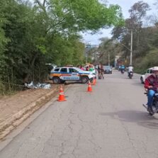 Acidente de trânsito em Ponte Nova deixa um adolescente morto e outro gravemente ferido