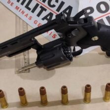 Motorista com sinais de embriaguez é preso com réplica de arma em Viçosa