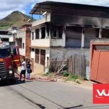 Residência usada para armazenar botijões de gás pega fogo em Nova Viçosa