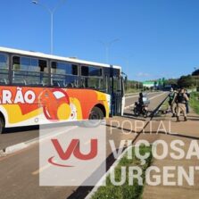Motoqueiro fica ferido em colisão com ônibus na UFV